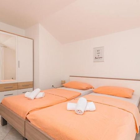 Apartments Mikulic Биоград на Мору Екстериор снимка