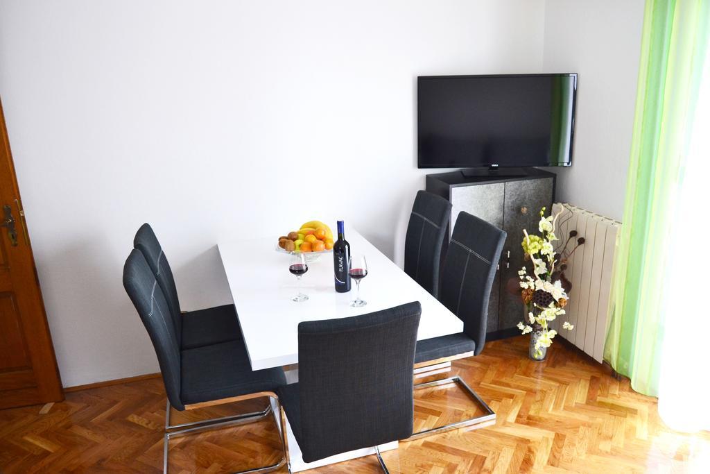 Apartments Mikulic Биоград на Мору Екстериор снимка